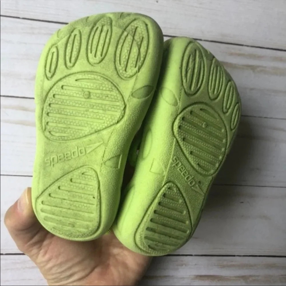 Size small 5/6. Speedo water shoes